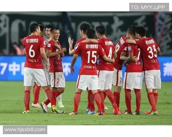 恒大与申花激战正酣比分悬念不断引发球迷热议